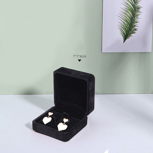 Футляр из искусственной кожи для колец и сережек_7 502898 70.60 ₽