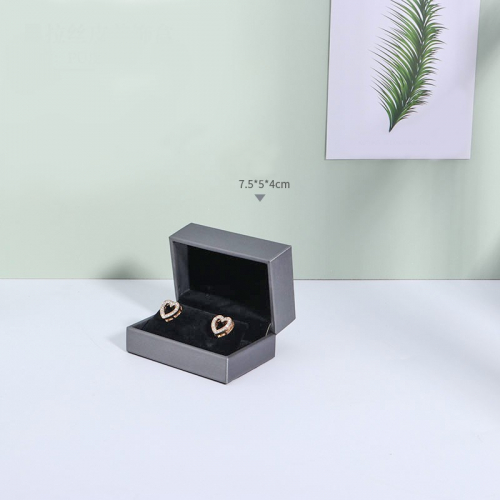 Футляр из искусственной кожи для колец и сережек_9 502898 70.60 ₽
