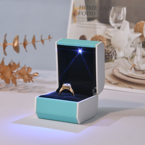 Подарочный футляр с подсветкой для колец, 5,8*6,5*5,2 см_4 499810 0.00 ₽