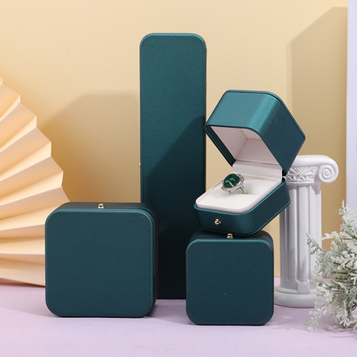 Футляр из искусственной кожи для ювелирных украшений_0 502455 153.48 ₽