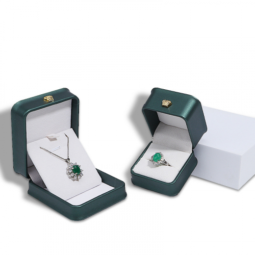 Подарочный футляр из искусственной кожи_3 502416 77.86 ₽