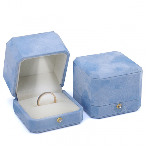 Футляр с подсветкой для кольца и подвески_7 503192 376.73 ₽