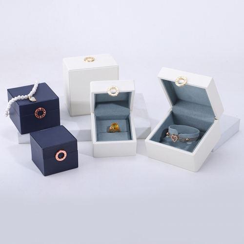Футляр из искусственной кожи для украшений_0 503235 352.19 ₽