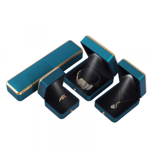 Футляр с подсветкой для ювелирных изделий_3 503123 249.00 ₽
